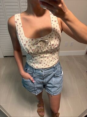 Floral Cropped Tank Top in Cream
